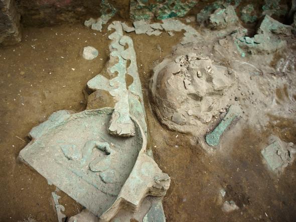 巫女の女王の頭蓋骨の近くから銅の葬儀用マスクが発掘された。 写真提供：Luis Jaime Castillo Butters.