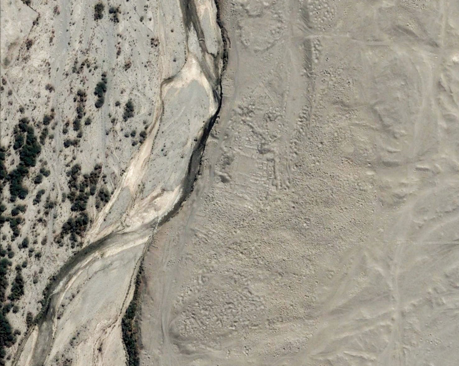 Ryöstetty kaupunki Nazcan autiomaassa. Image copyright Digital Globe.