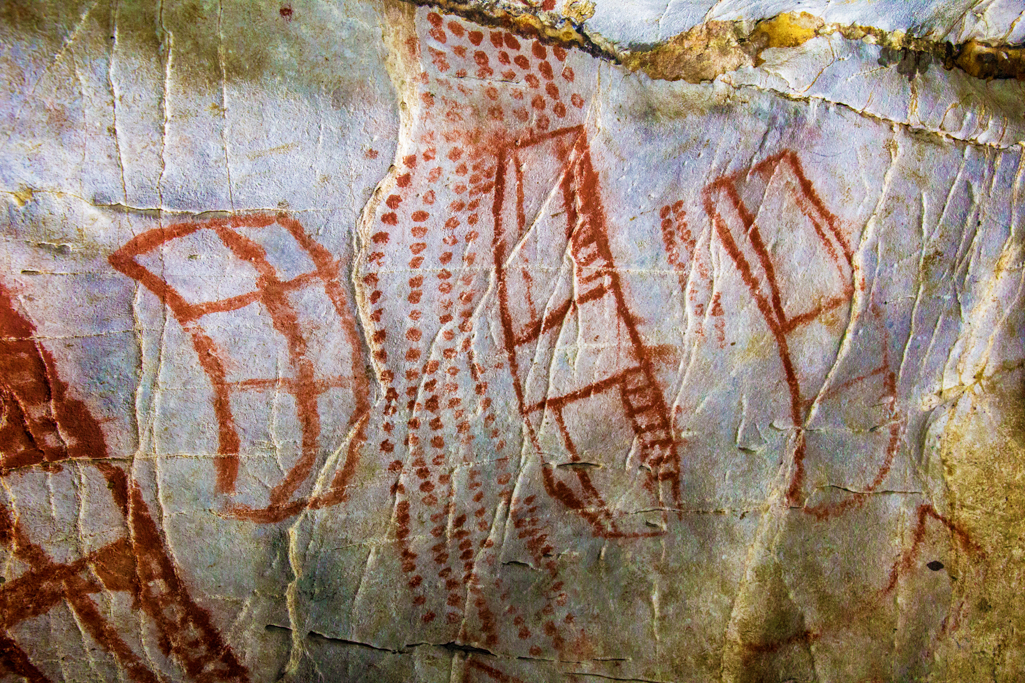 Первобытный знак. Наскальные рисунки Эль Кастильо. Наскальные рисунки в пещере Эль-Кастильо. Первобытное искусство петроглифы. Петроглифы палеолита.