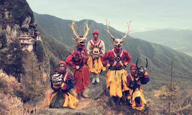 Magical Andes Photography  Women shopping for red and yellow